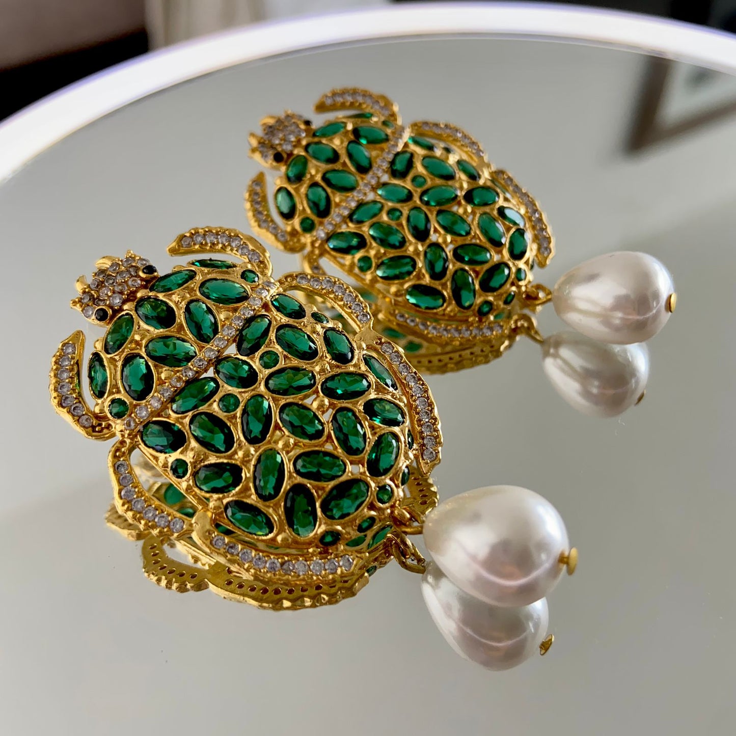 Aretes de chapa de oro.
