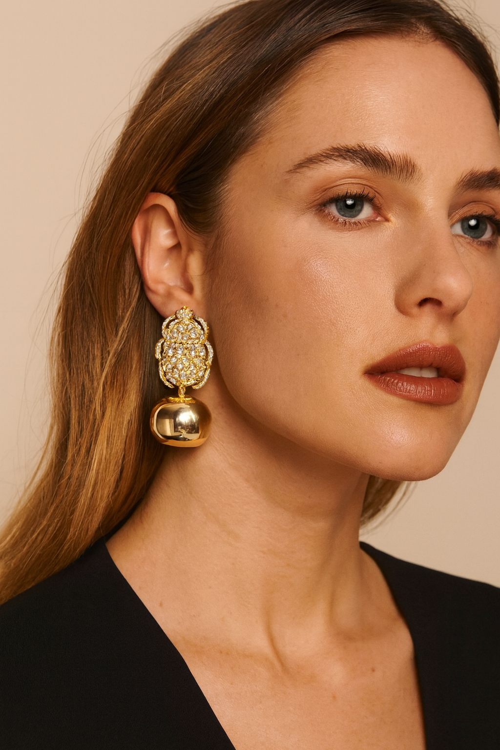 Aretes de chapa de oro.