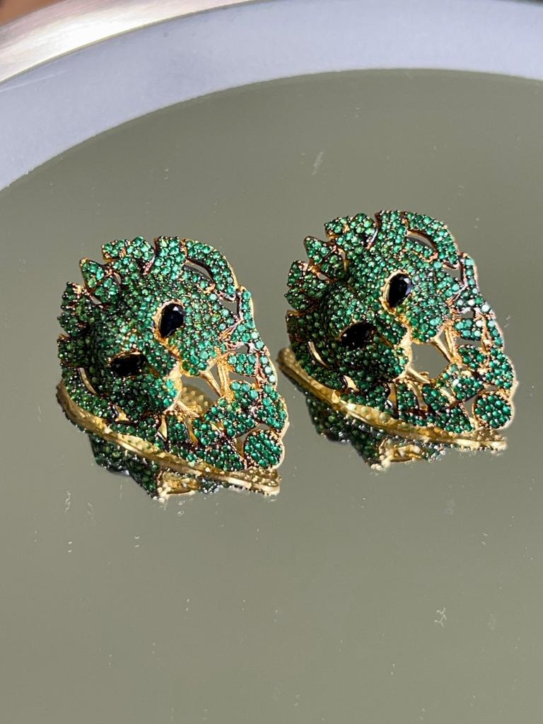Aretes de chapa de oro.