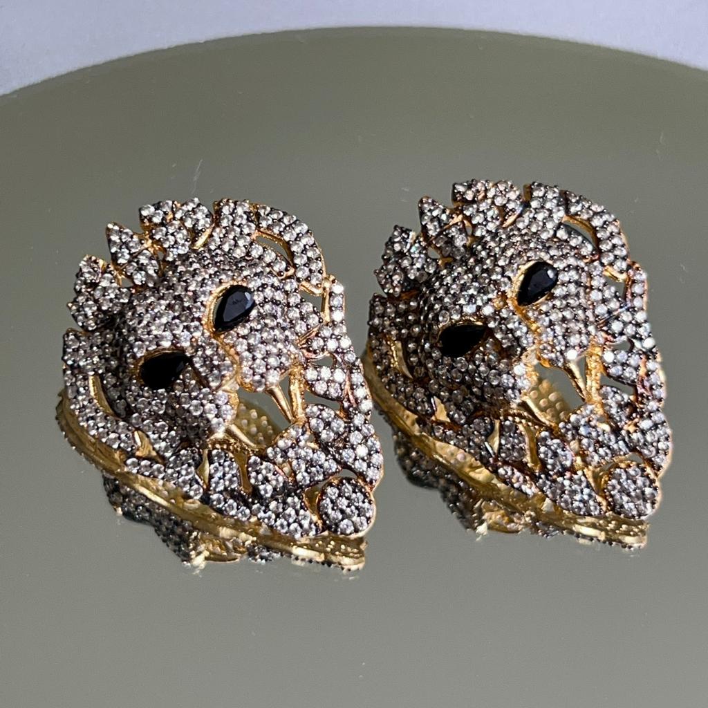 Aretes de chapa de oro.