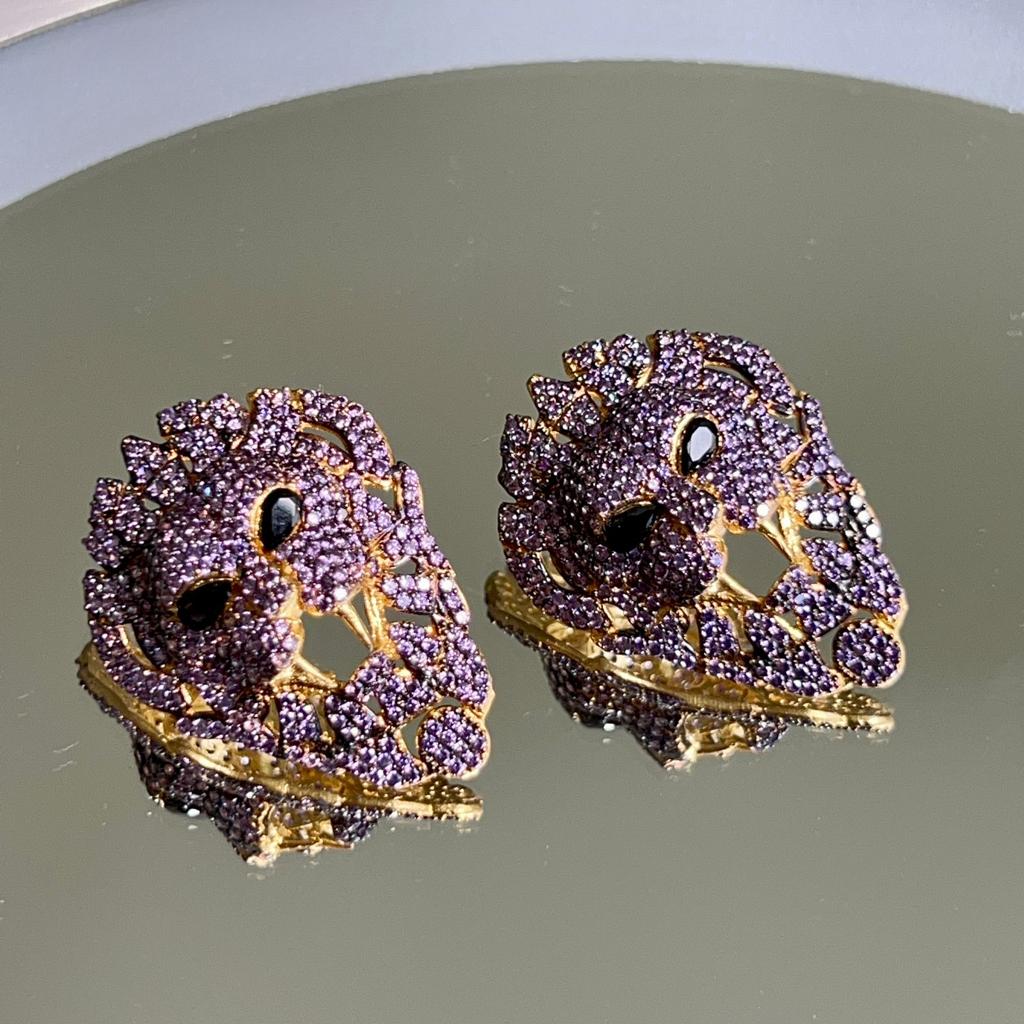 Aretes de chapa de oro.