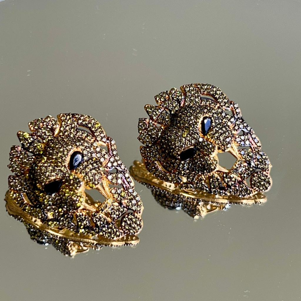 Aretes de chapa de oro.