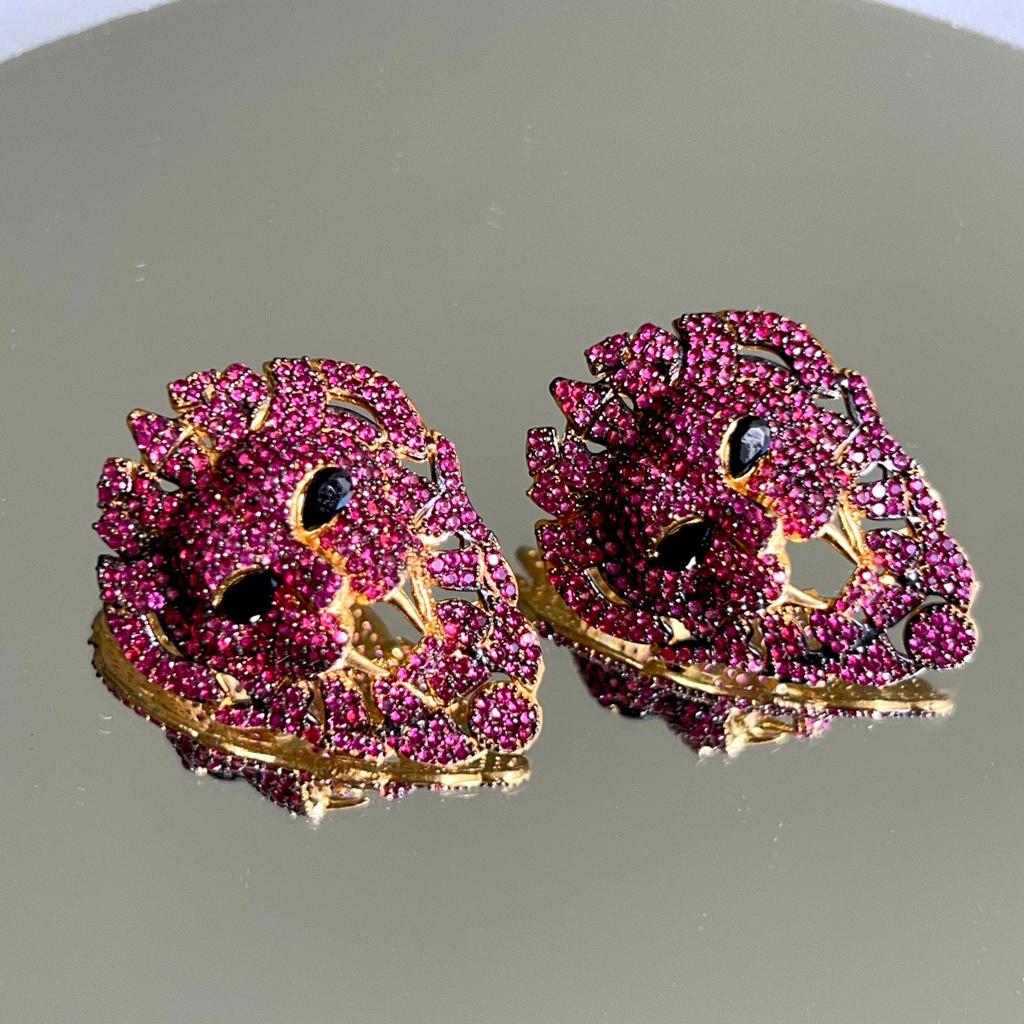 Aretes de chapa de oro.
