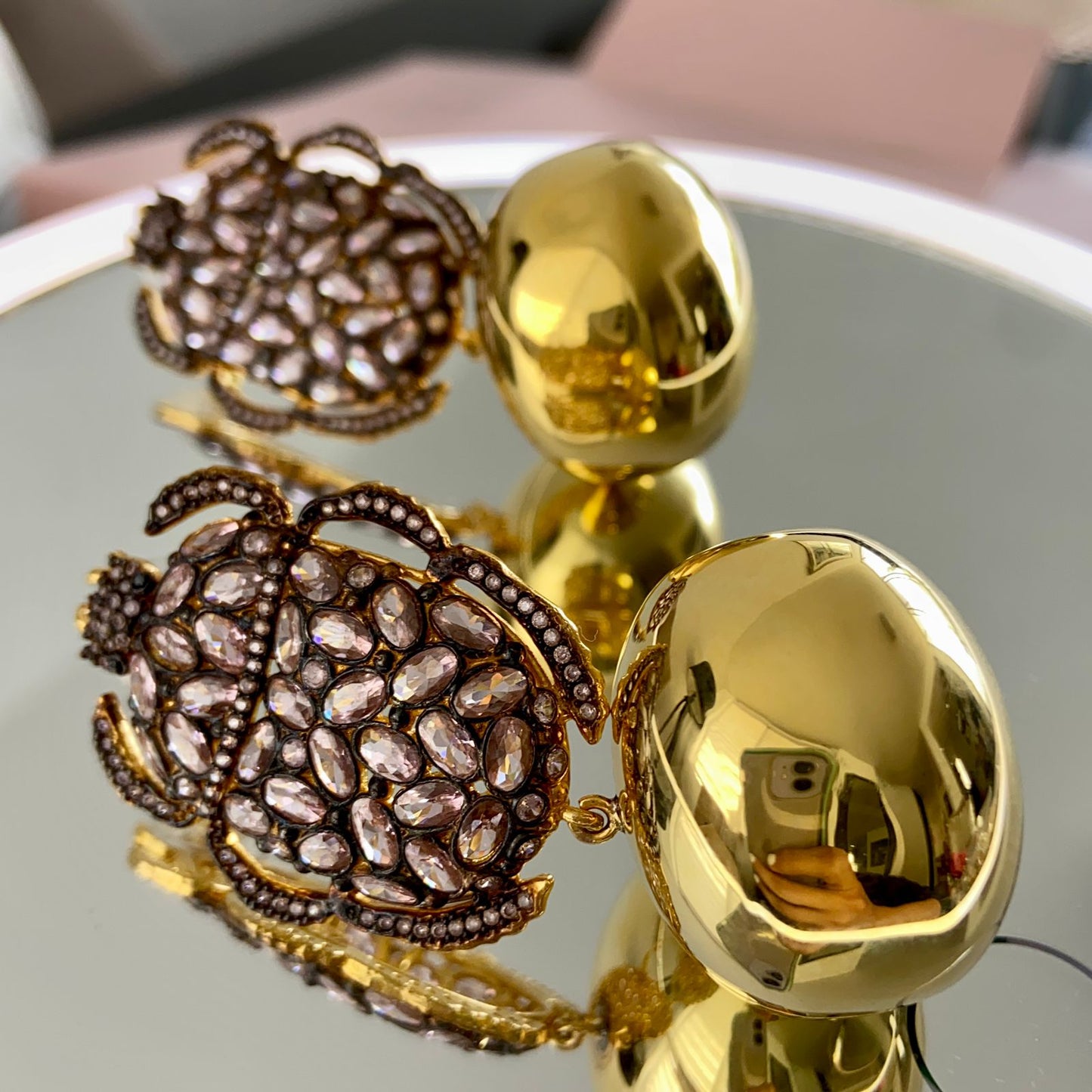 Aretes de chapa de oro.