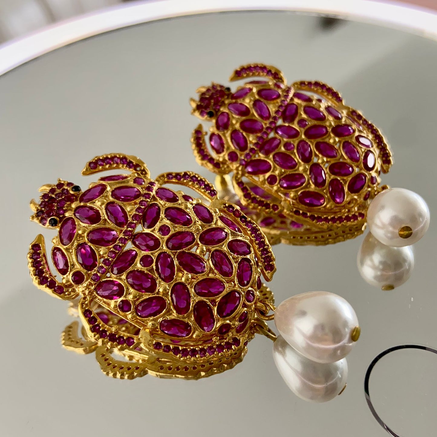 Aretes de chapa de oro.