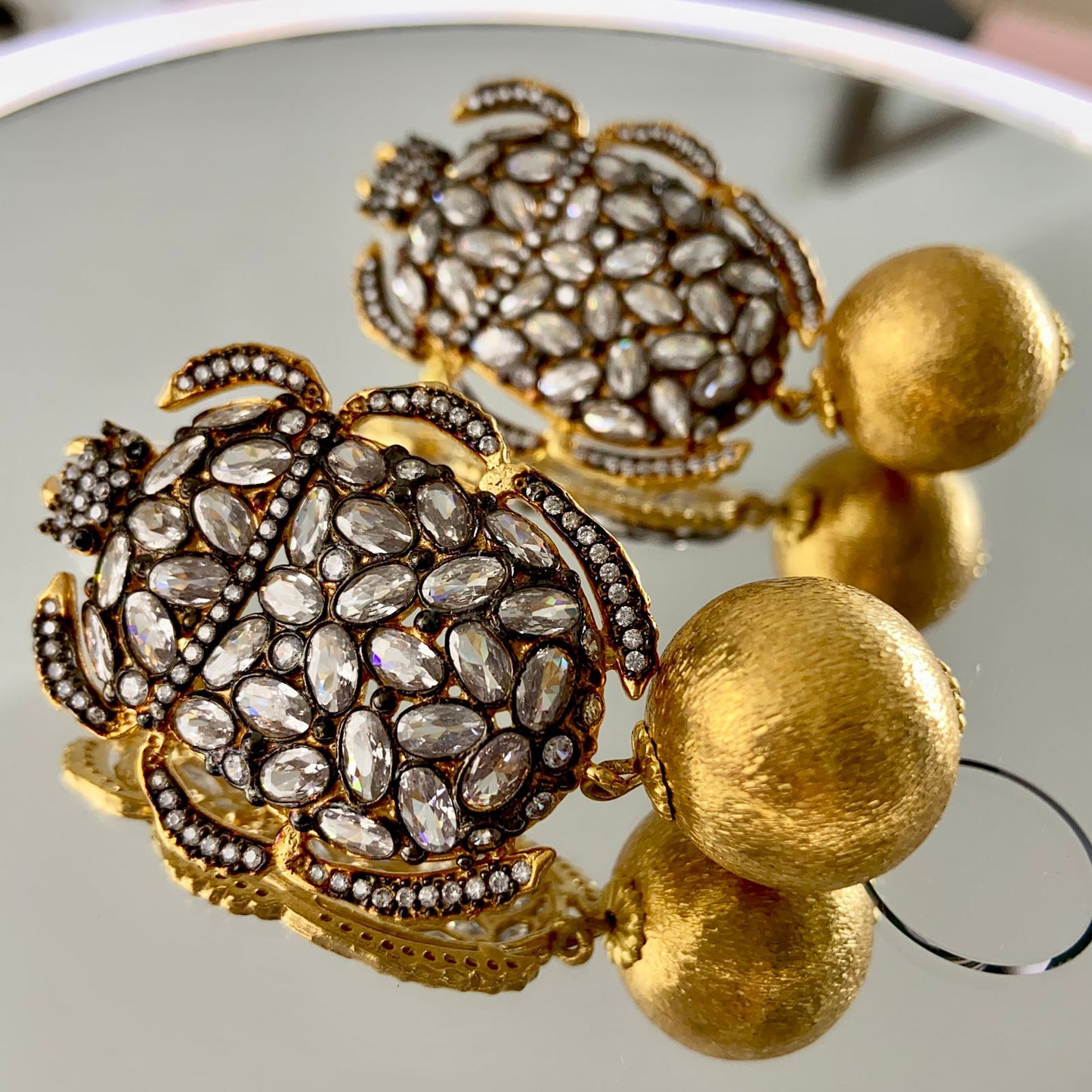 Aretes de chapa de oro.