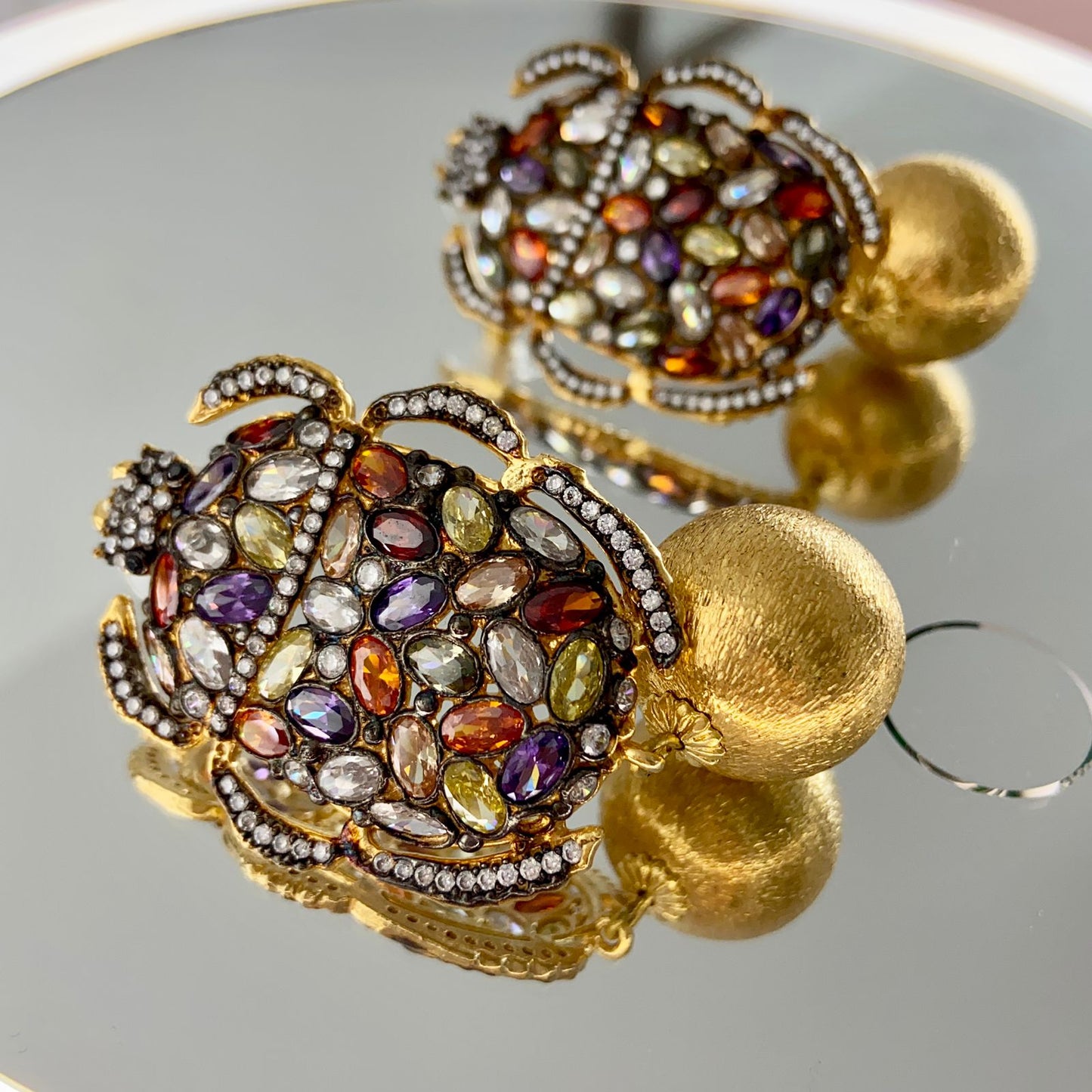 Aretes de chapa de oro.