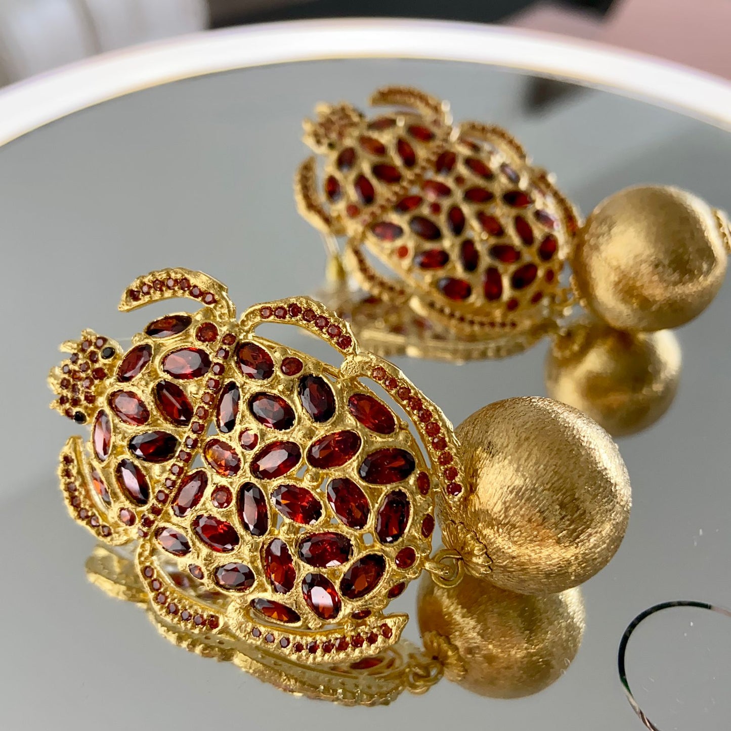 Aretes de chapa de oro.